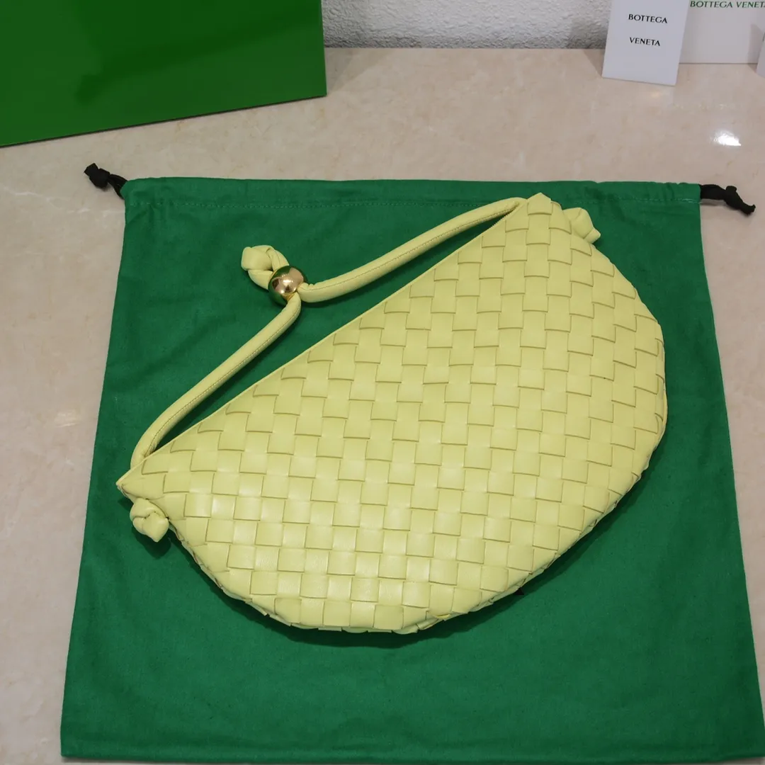 Batch 1260 BV has released a new product. TURN # Recommended new popular style is still the classic woven logo that we can recognize at a glance. It is really a unique style that is familiar and unfamiliar! Made of sheepskin woven with beautiful gold beads on the shoulder straps for free adjustment. When in use, you can switch between the shoulder and handle bag at will. It has a concave and convex shape anytime and anywhere. It is a practical king with a unique personality. With the right color combination, it can be sweet or salty. It is full of style. Summer catwalk style is beautiful. Pull it out quickly. Size: 40*3*24, model: 6699-3#
